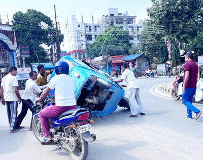 Battery operated auto meets in an accident at Post Office Chowmuhani area of Agartala on November 9.